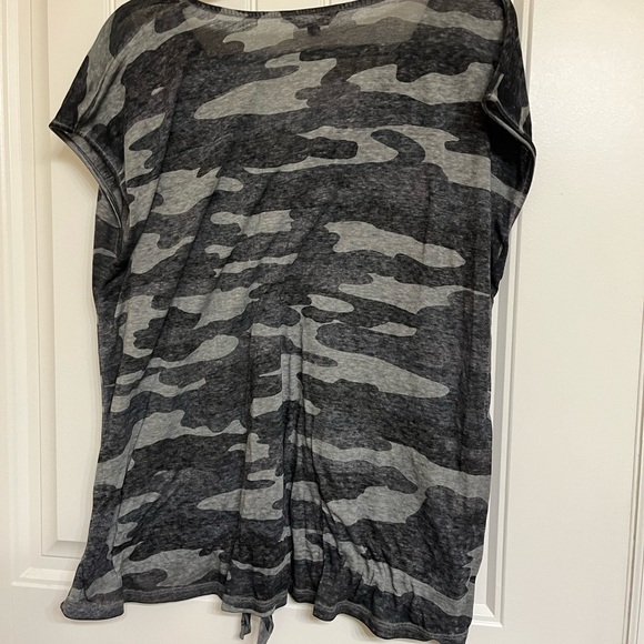 Lucky Brand Women’s Black Grey Camo blouse with tying at the bottom - Picture 4 of 4